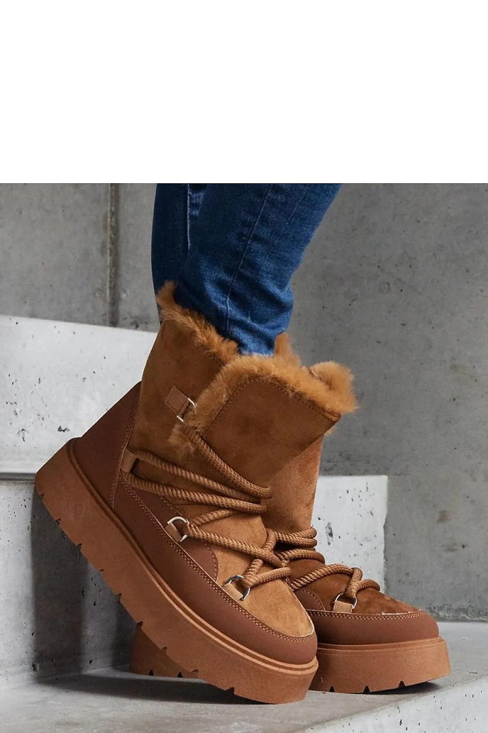 Beige snow boots