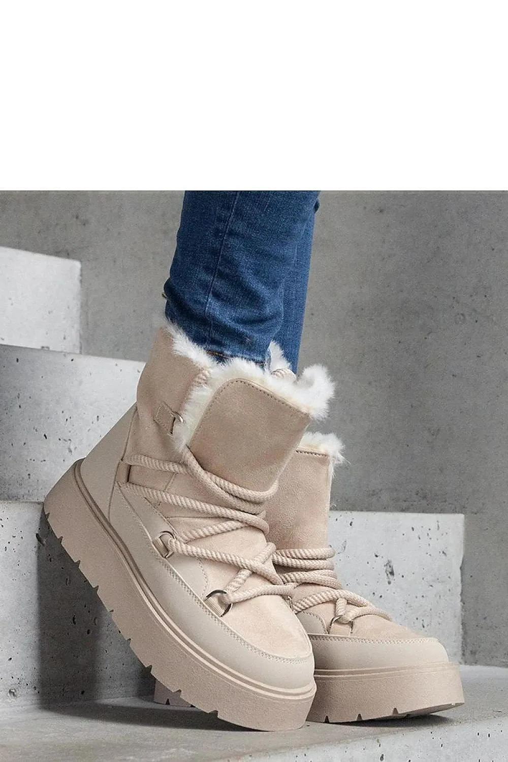 Beige snow boots