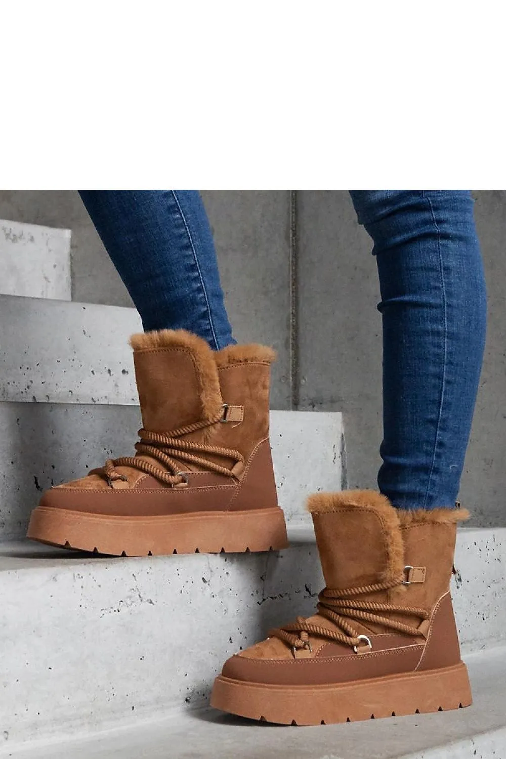 Beige snow boots