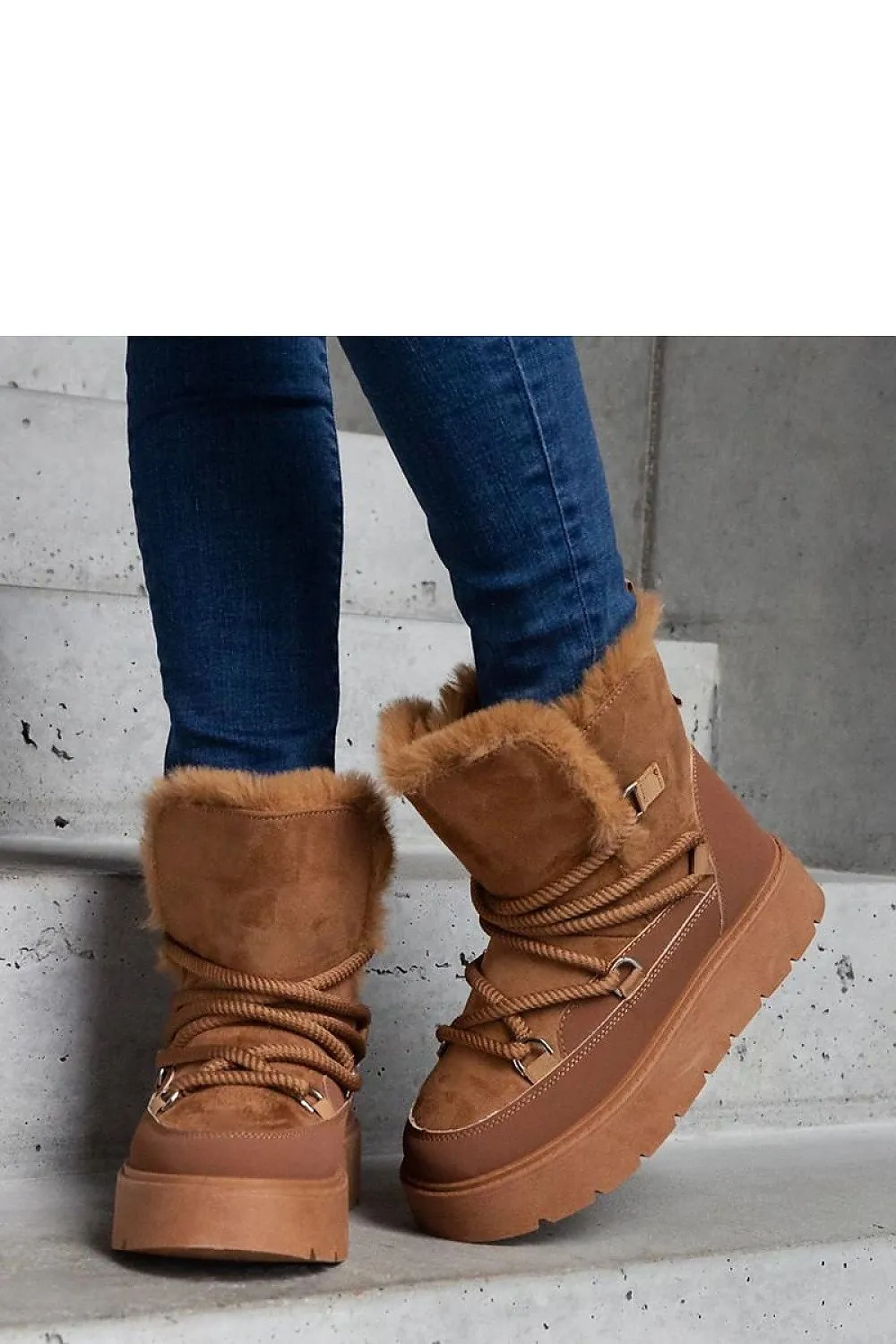 Beige snow boots