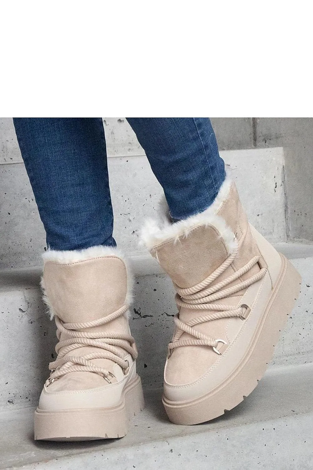 Beige snow boots